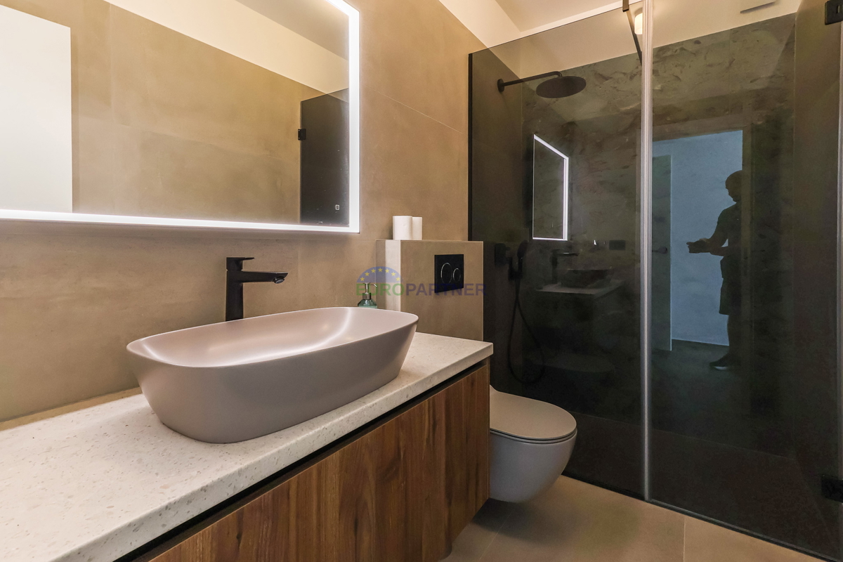 Moderna vila z bazenom, 7 km od centra Poreča