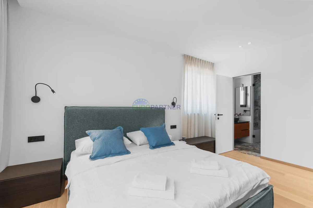Penthouse z razgledom na morje, 800 m od morja, okolica Poreča