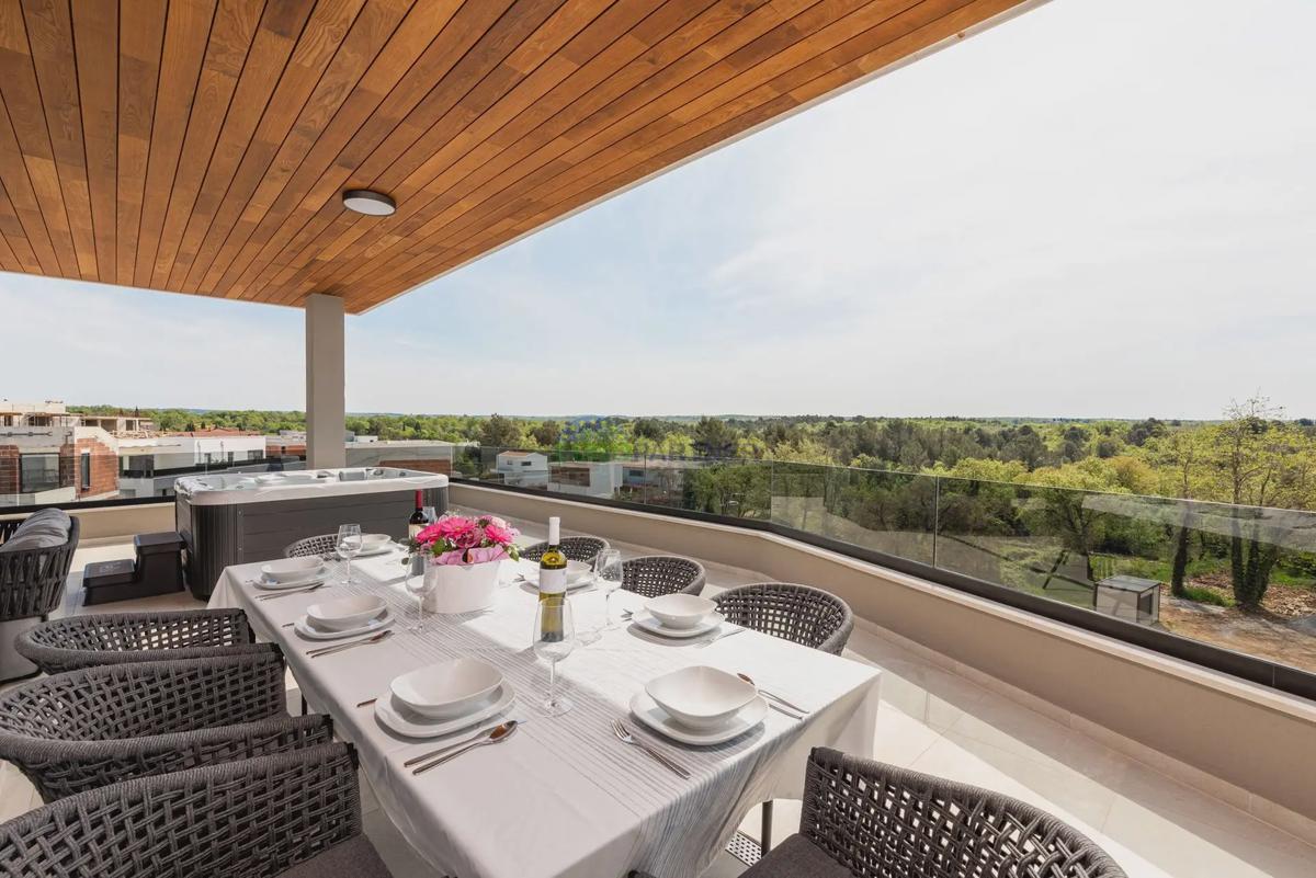 Penthouse z razgledom na morje, 800 m od morja, okolica Poreča