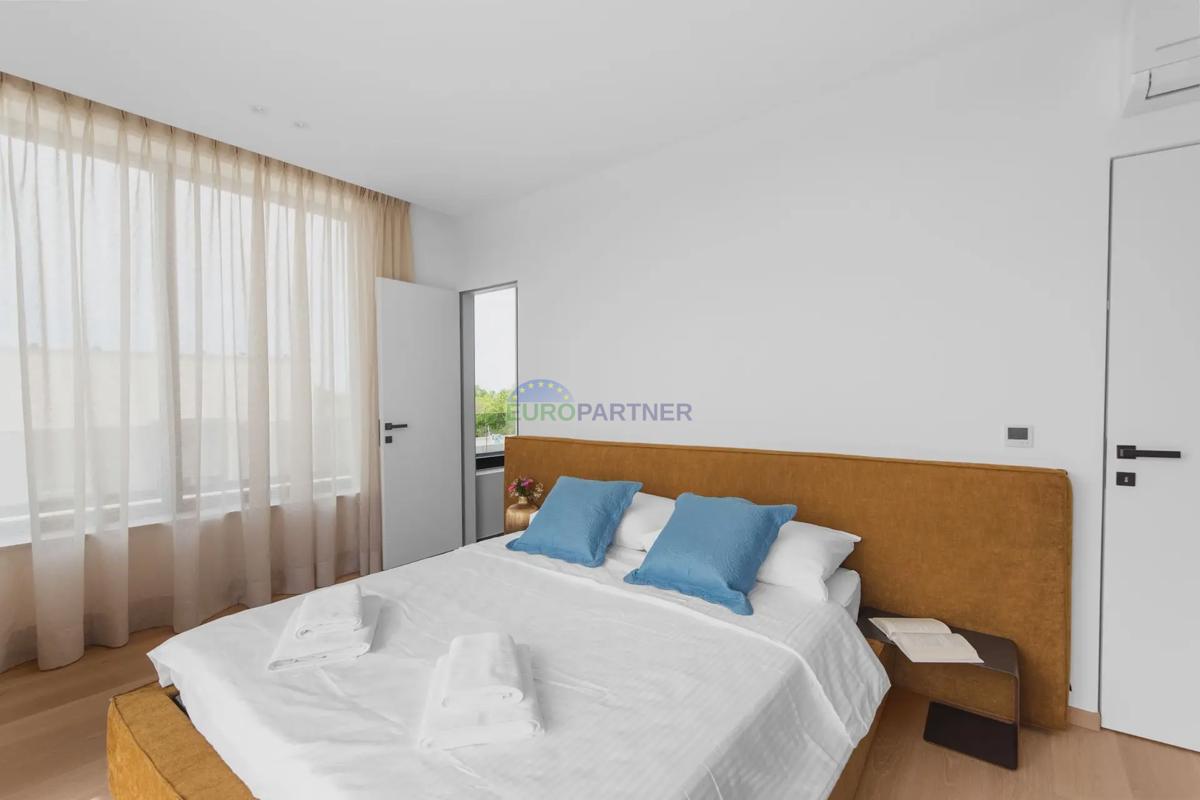 Penthouse z razgledom na morje, 800 m od morja, okolica Poreča