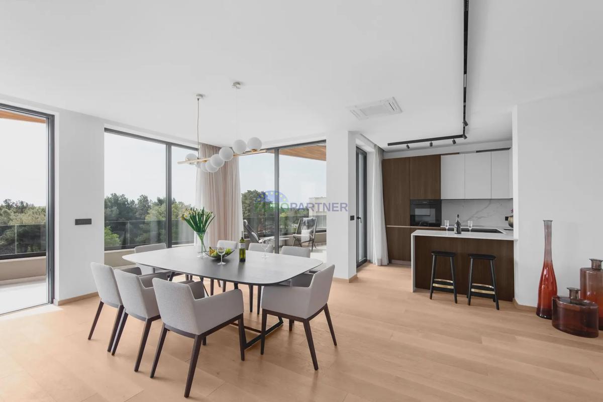 Penthouse z razgledom na morje, 800 m od morja, okolica Poreča