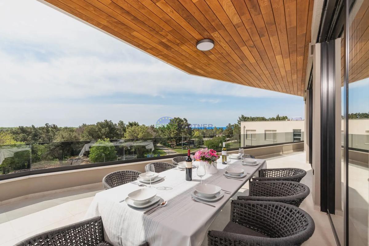 Penthouse z razgledom na morje, 800 m od morja, okolica Poreča