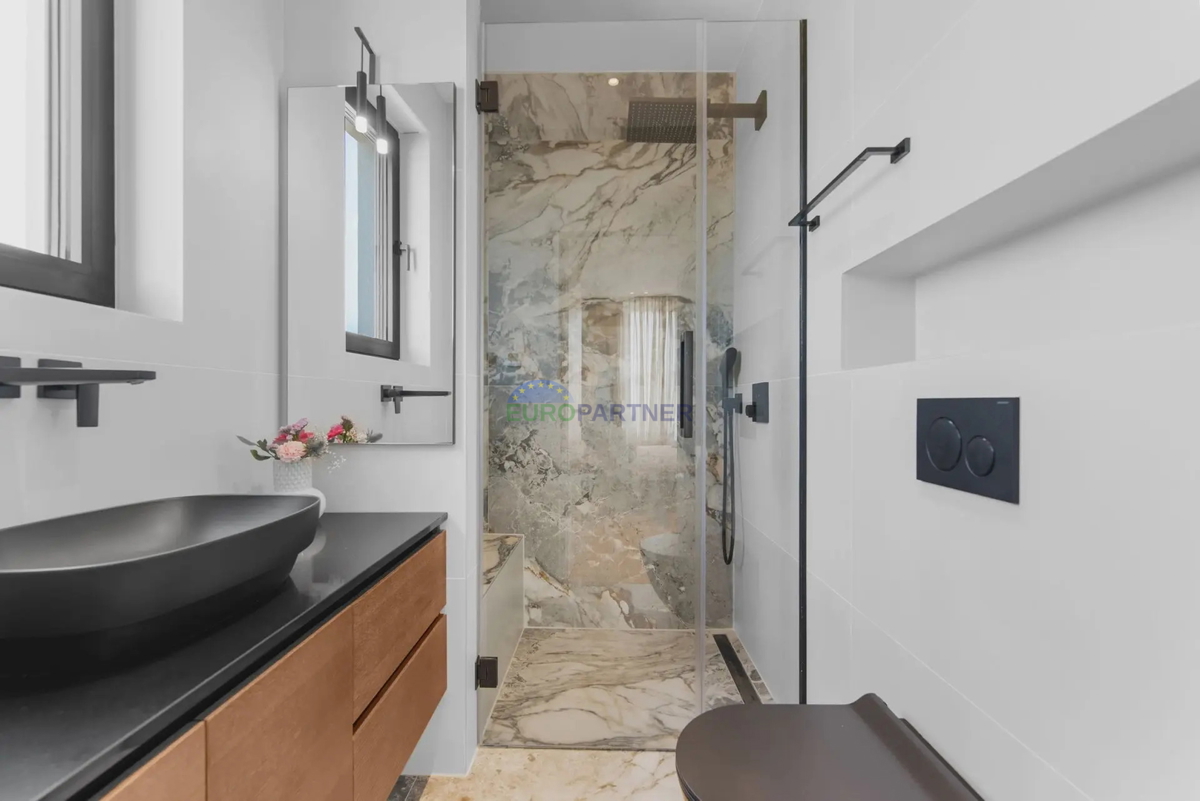Penthouse z razgledom na morje, 800 m od morja, okolica Poreča