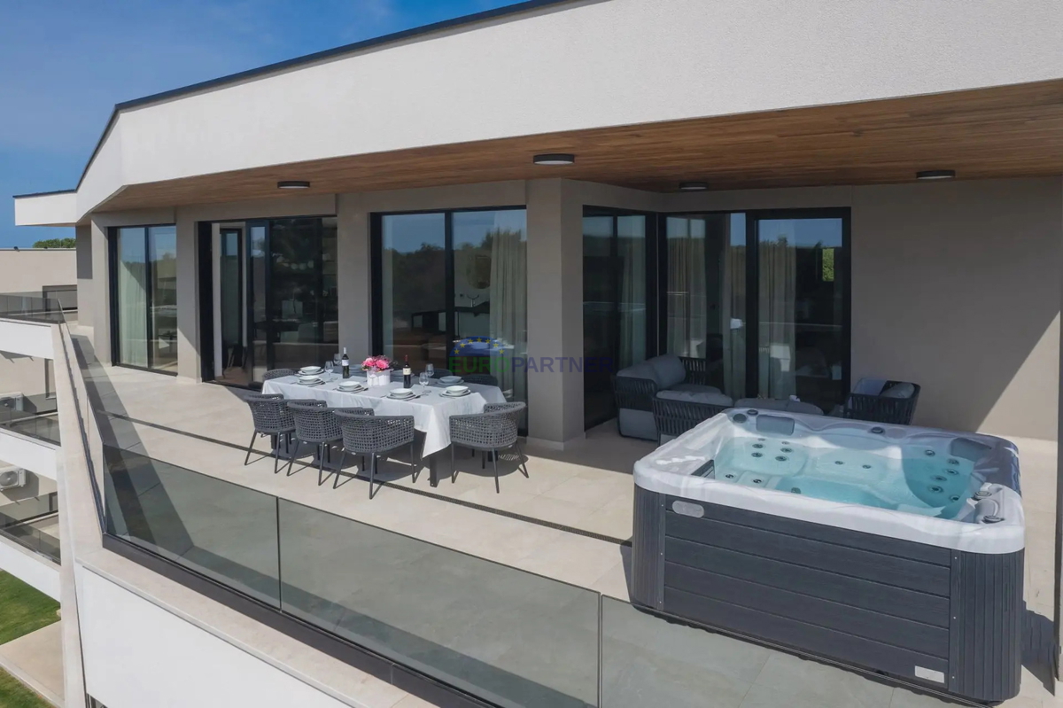 Penthouse z razgledom na morje, 800 m od morja, okolica Poreča