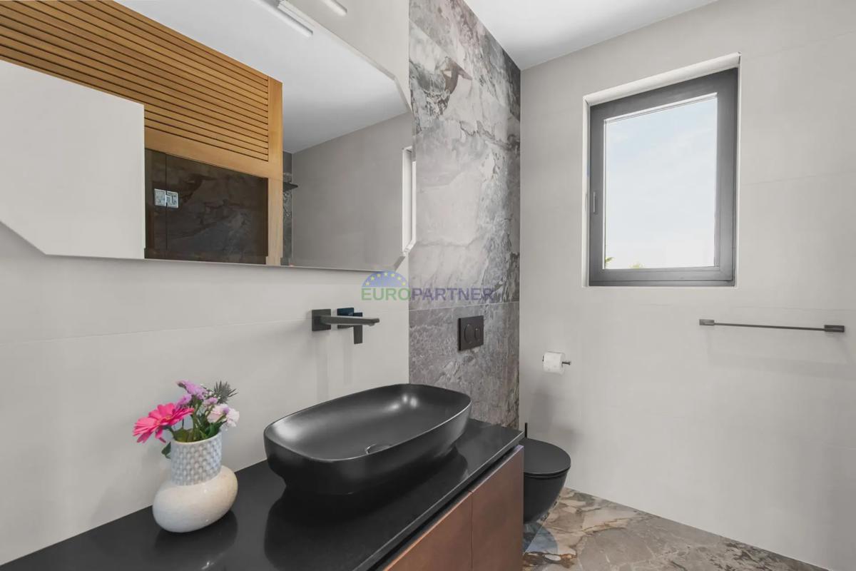 Penthouse z razgledom na morje, 800 m od morja, okolica Poreča