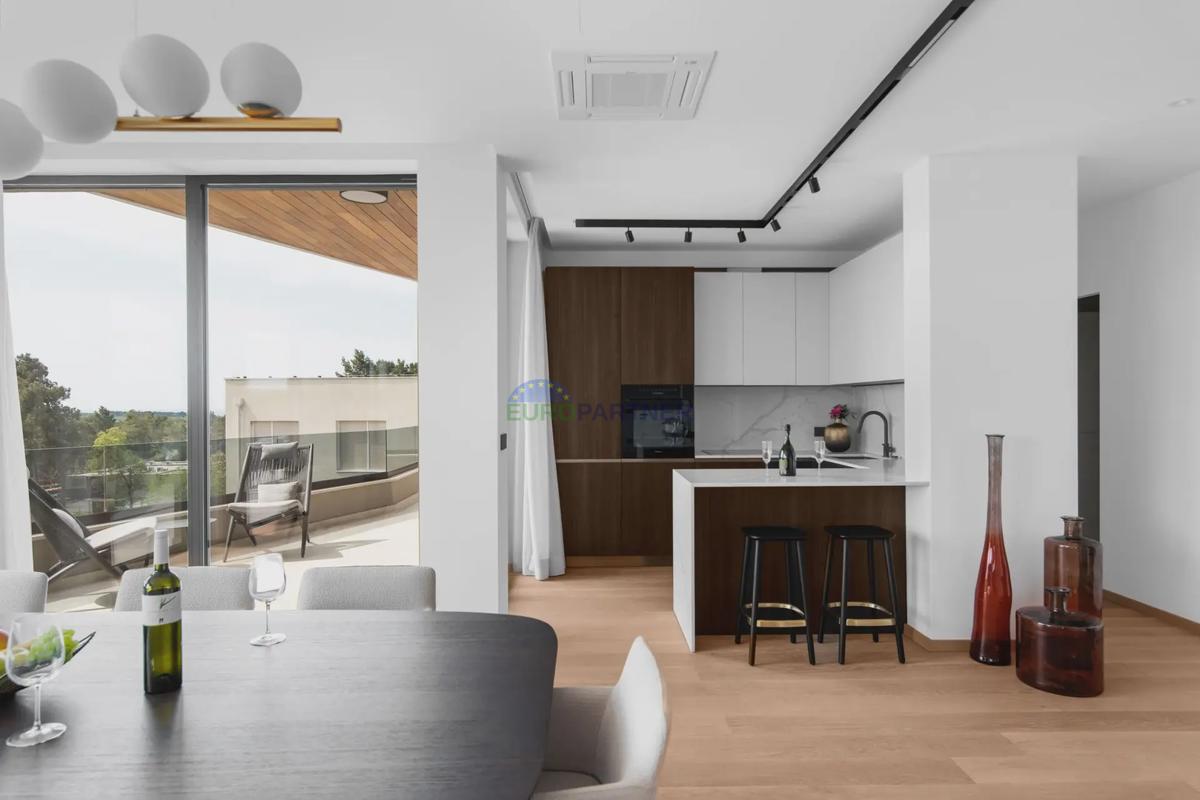 Penthouse z razgledom na morje, 800 m od morja, okolica Poreča