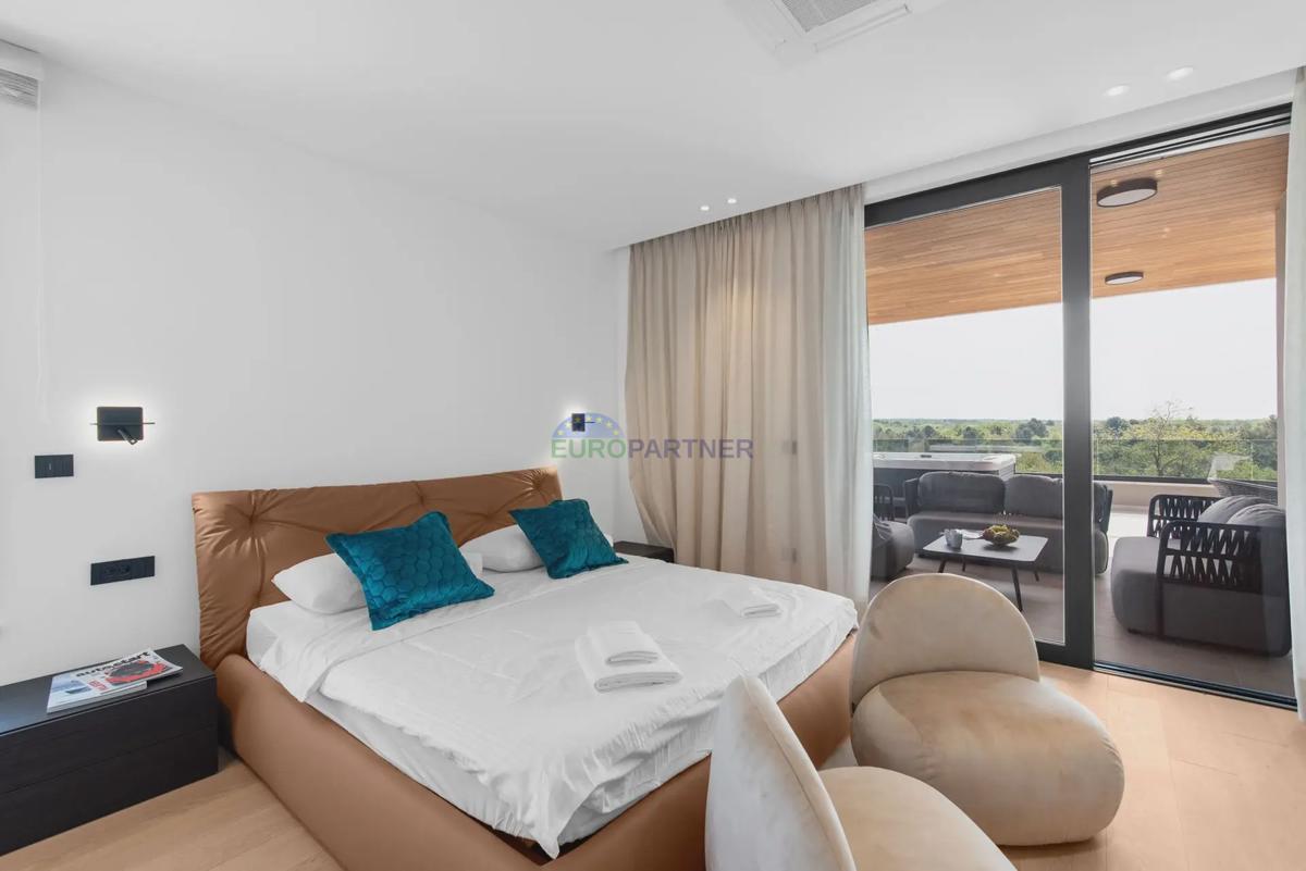 Penthouse z razgledom na morje, 800 m od morja, okolica Poreča