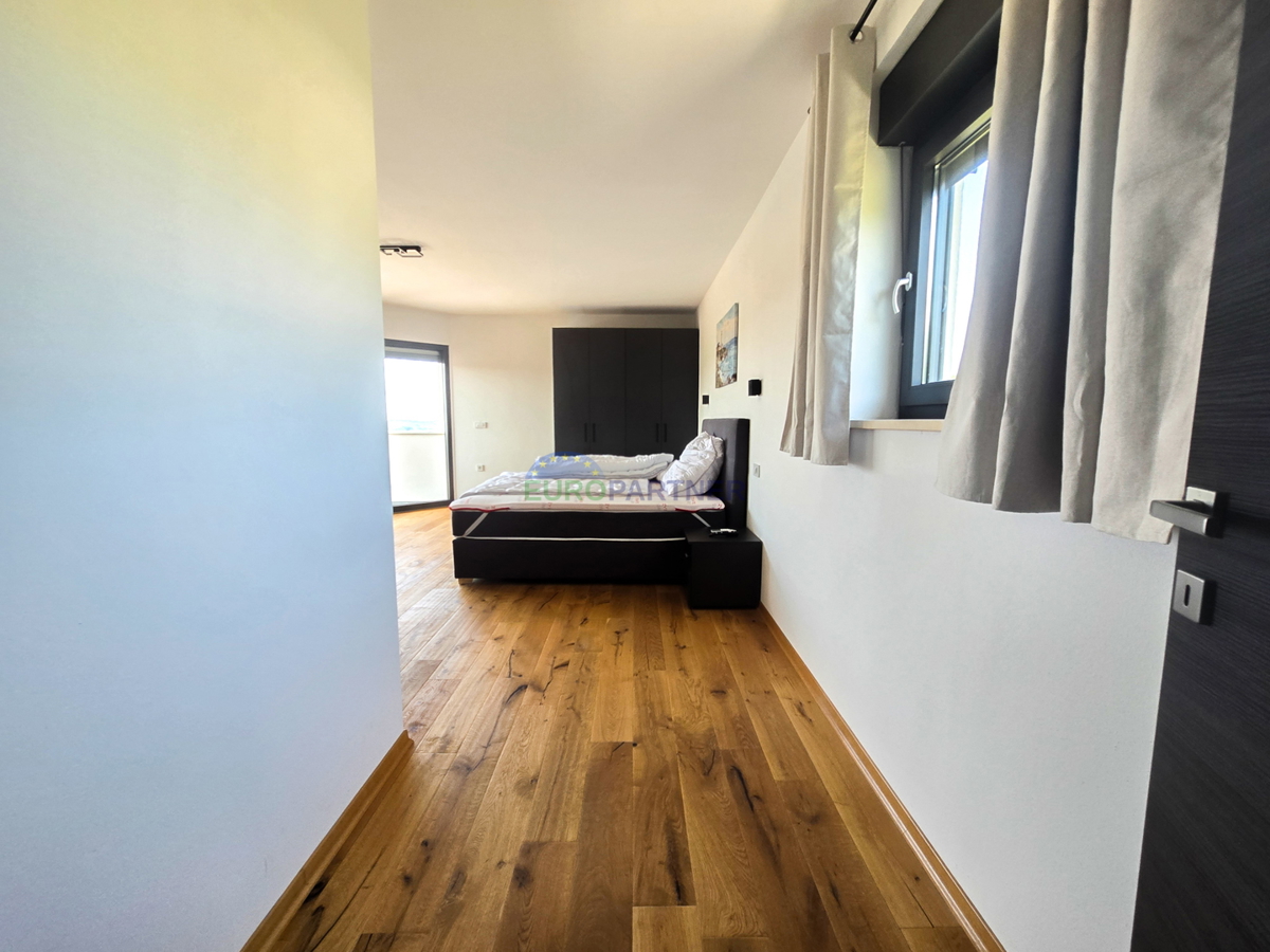 Vila z bazenom, novogradnja, v bližini Poreča