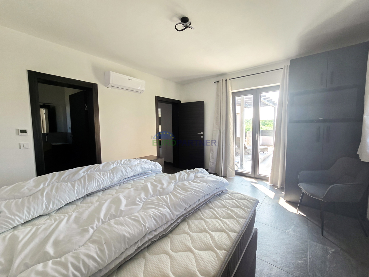 Vila z bazenom, novogradnja, v bližini Poreča