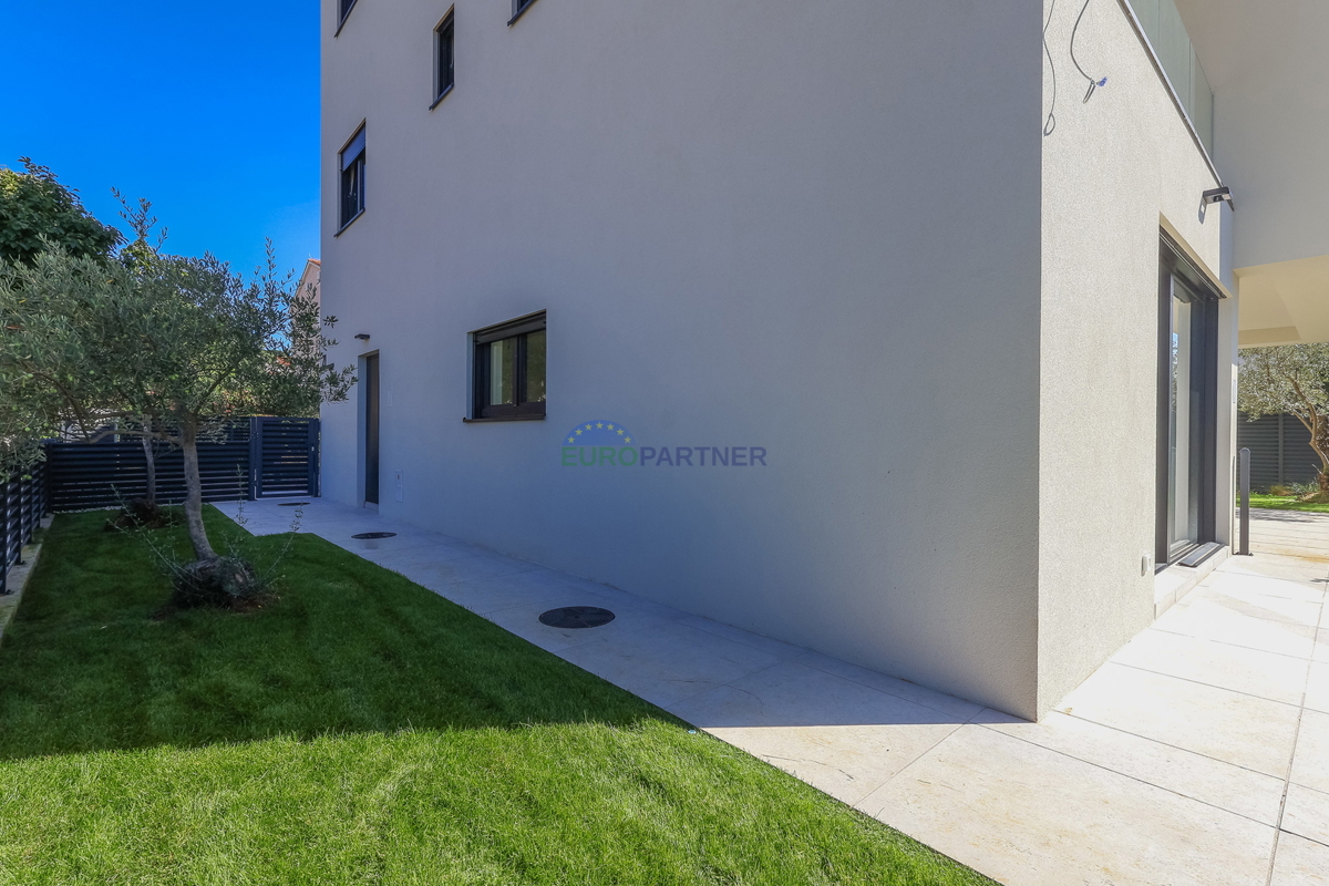 Moderna kuća u nizu u blizini mora i grada Poreča