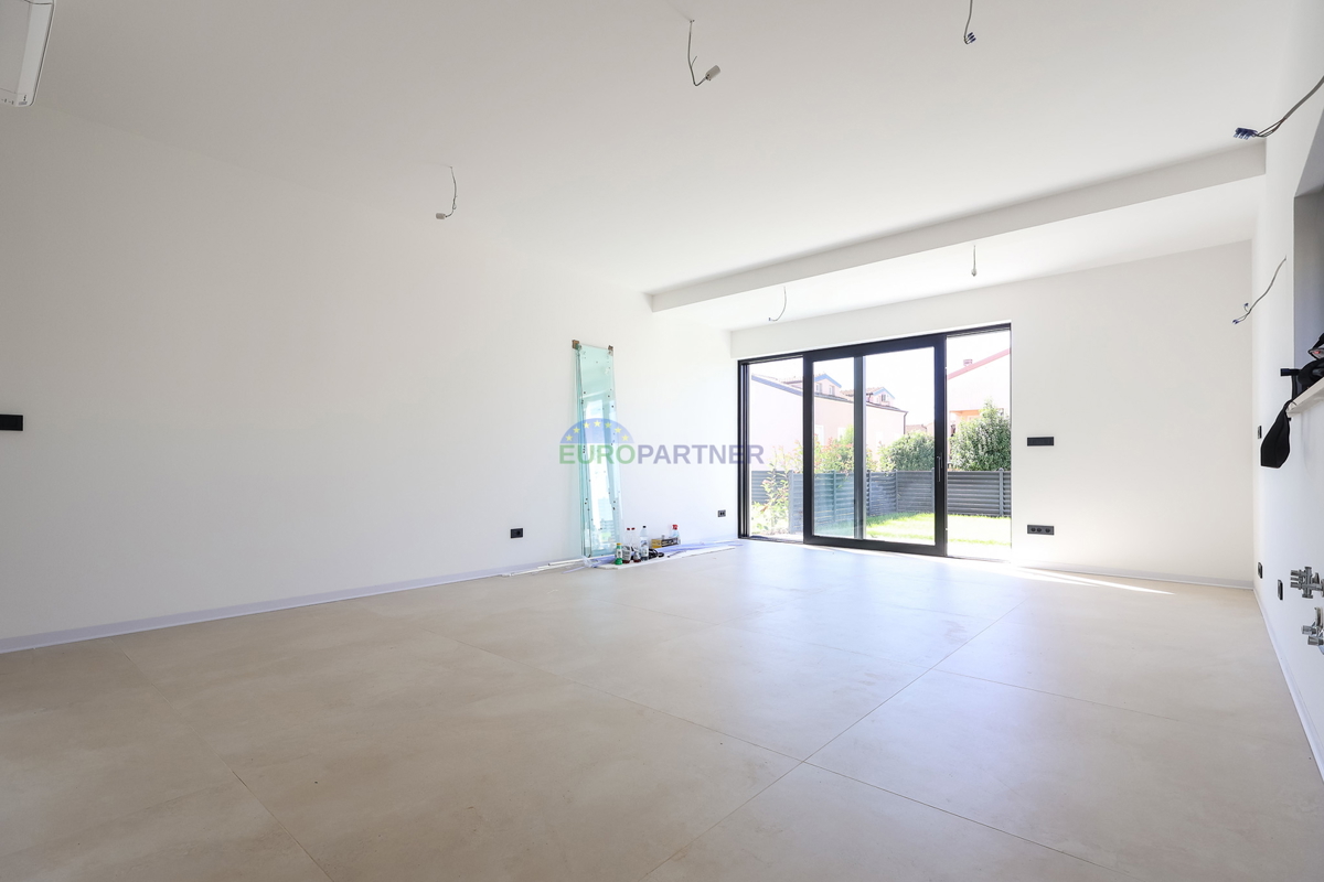 Moderna kuća u nizu u blizini mora i grada Poreča