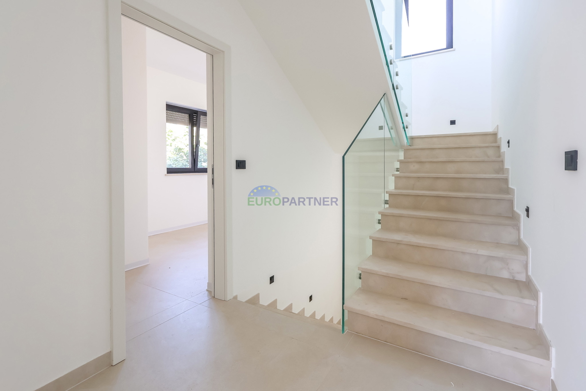 Moderna kuća u nizu u blizini mora i grada Poreča