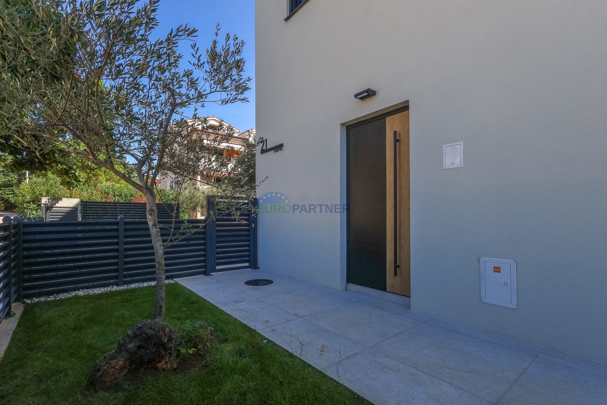 Moderna kuća u nizu u blizini mora i grada Poreča