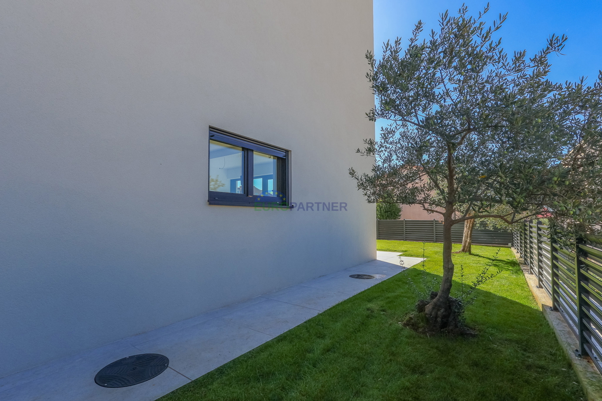 Moderna kuća u nizu u blizini mora i grada Poreča