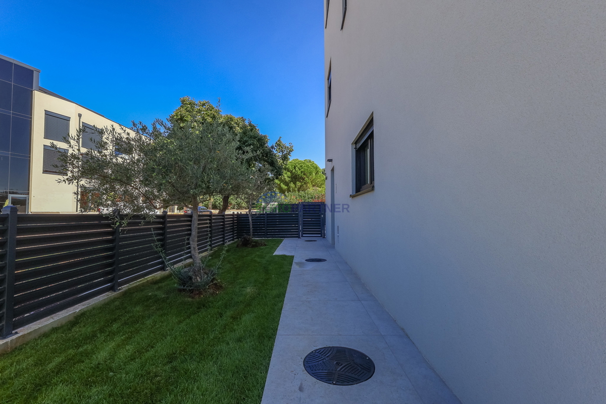 Moderna kuća u nizu u blizini mora i grada Poreča