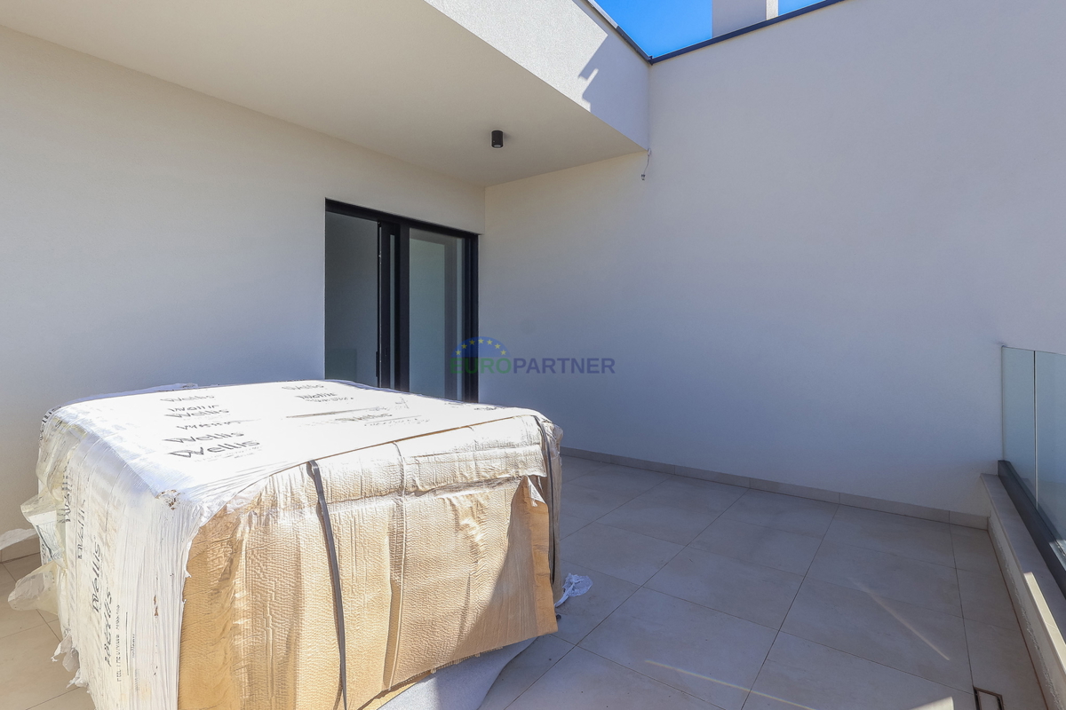 Moderna kuća u nizu u blizini mora i grada Poreča