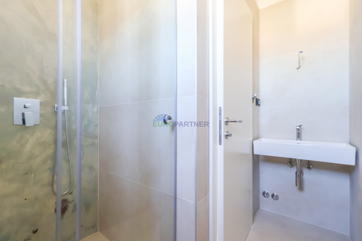 Moderna kuća u nizu u blizini mora i grada Poreča