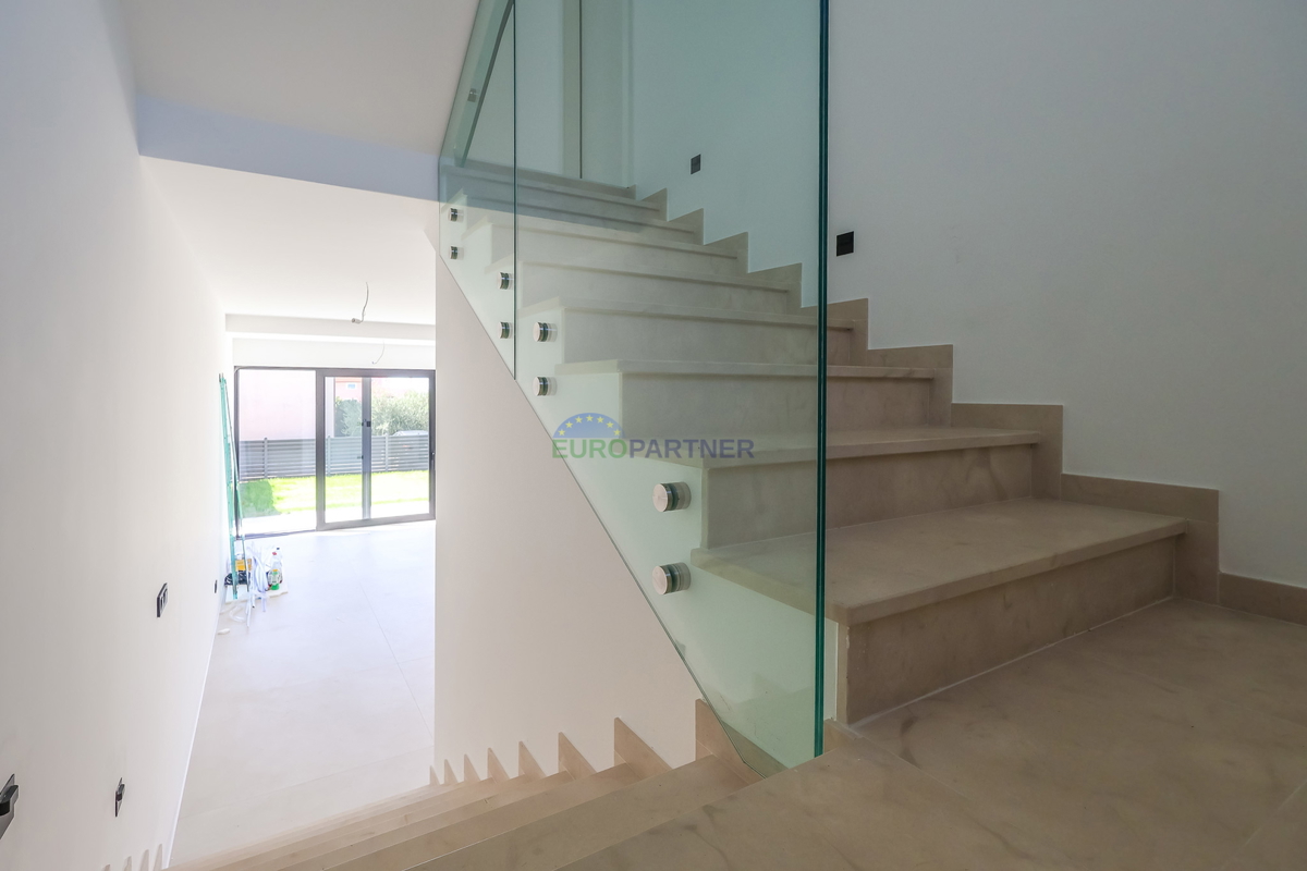 Moderna kuća u nizu u blizini mora i grada Poreča