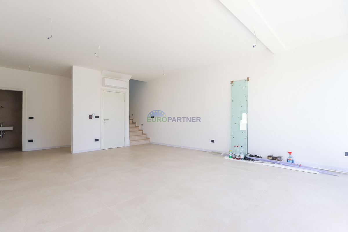 Moderna kuća u nizu u blizini mora i grada Poreča