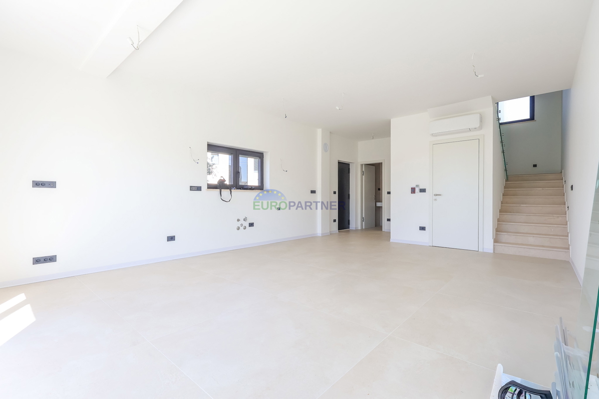 Moderna kuća u nizu u blizini mora i grada Poreča