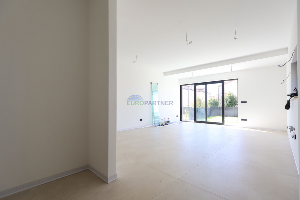 Moderna kuća u nizu u blizini mora i grada Poreča