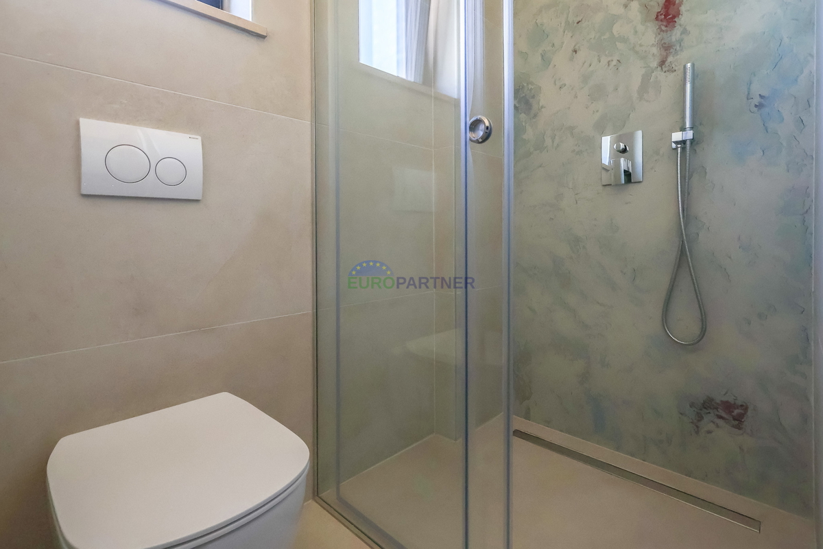 Moderna kuća u nizu u blizini mora i grada Poreča