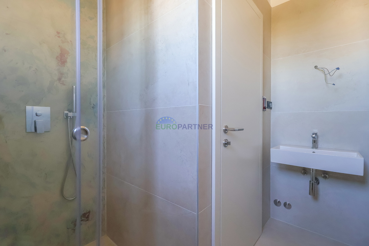 Moderna kuća u nizu u blizini mora i grada Poreča