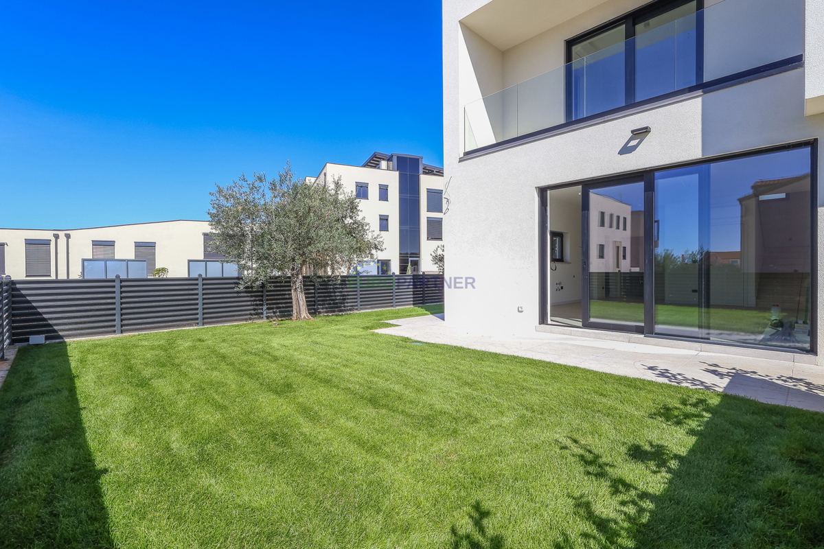 Moderna kuća u nizu u blizini mora i grada Poreča