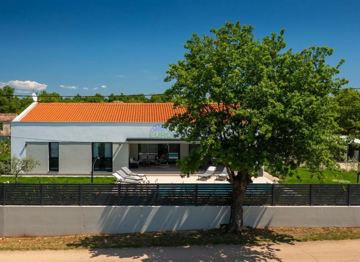 Istra, Poreč, prelepa pritlična hiša s bazenom in lepo urejeno okolico