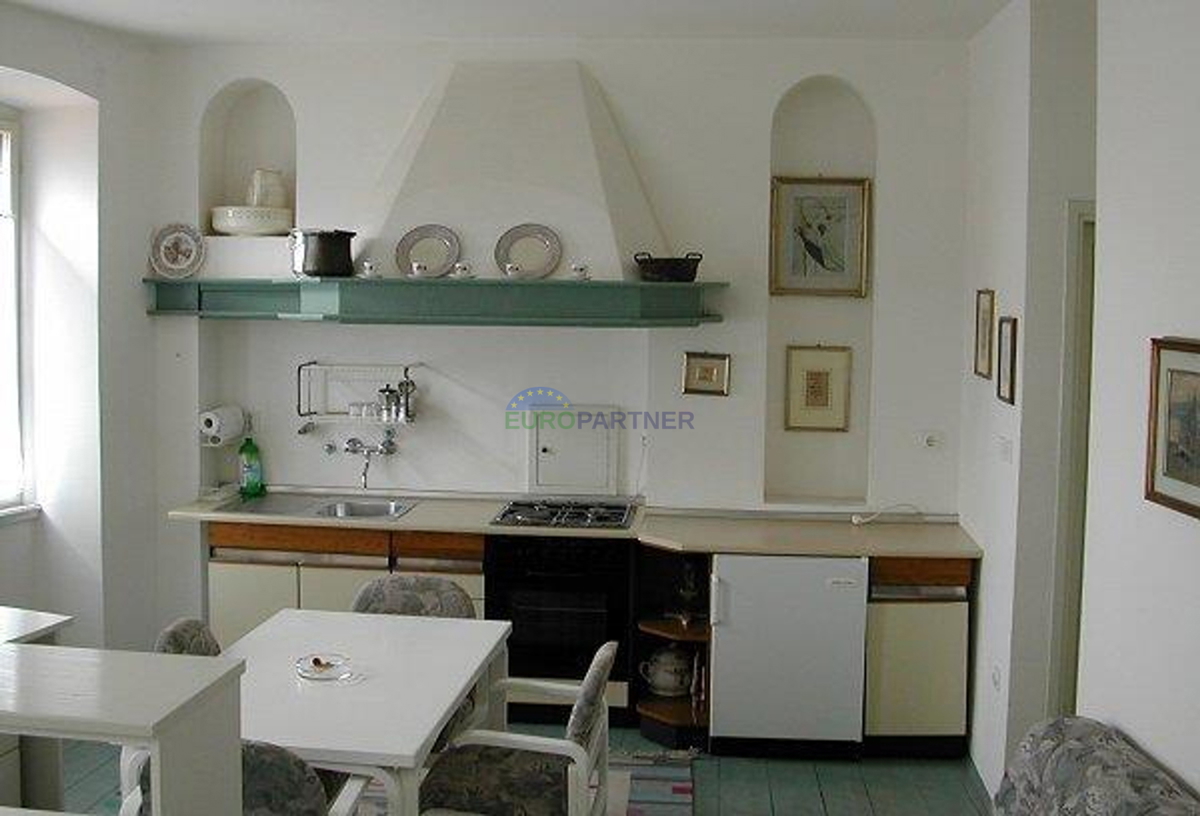 Istra, Rovinj, poslovni prostor z apartmaji