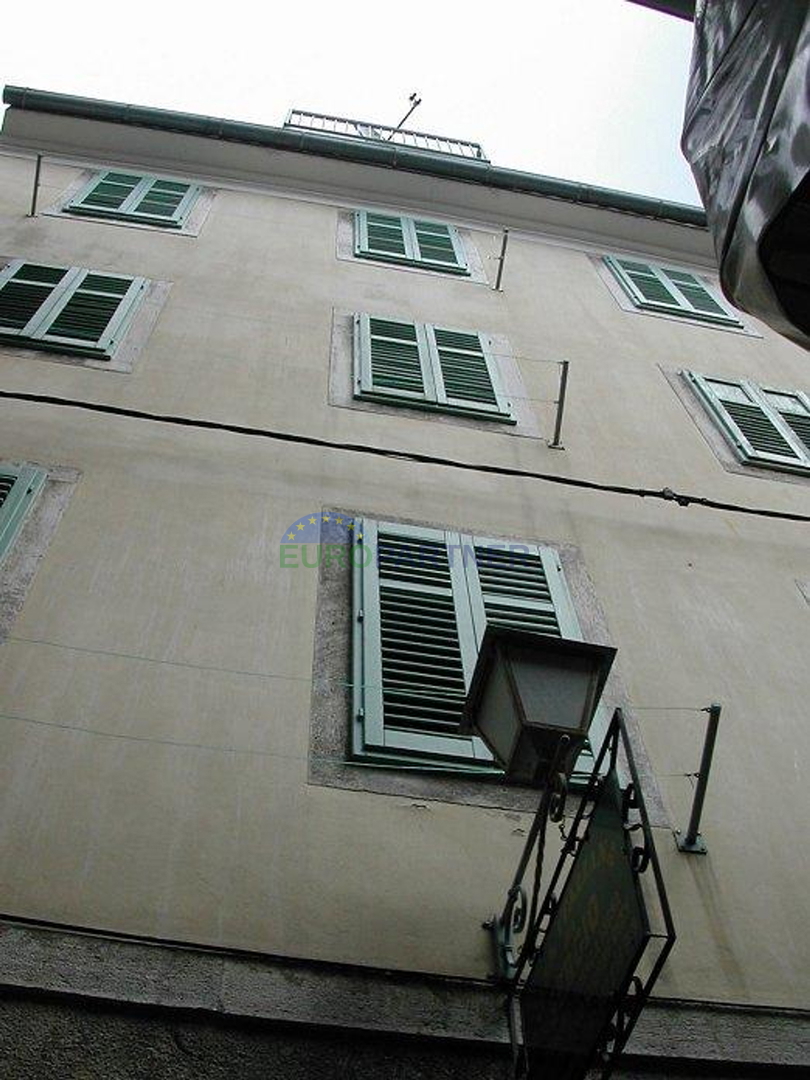 Istra, Rovinj, poslovni prostor z apartmaji