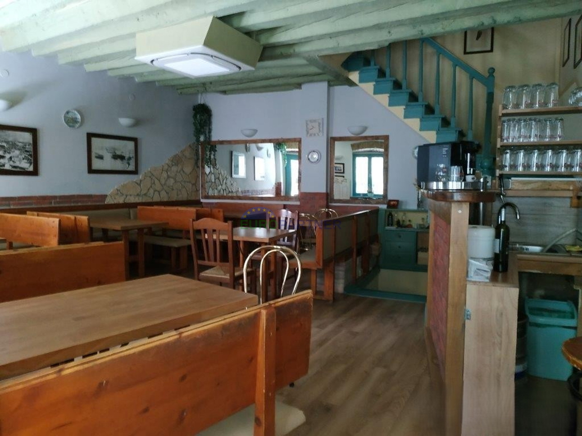 Istra, Rovinj, poslovni prostor z apartmaji