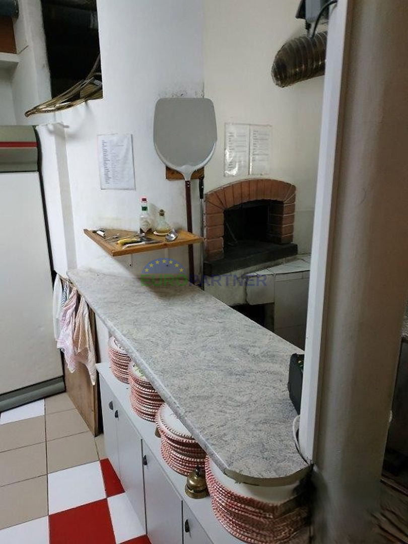 Istra, Rovinj, poslovni prostor z apartmaji