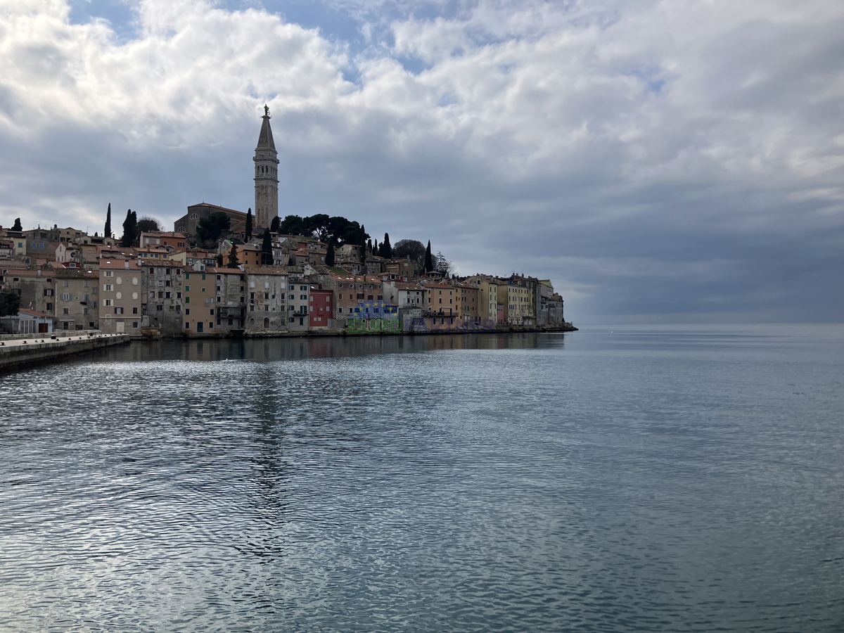 Istra, Rovinj, poslovni prostor z apartmaji