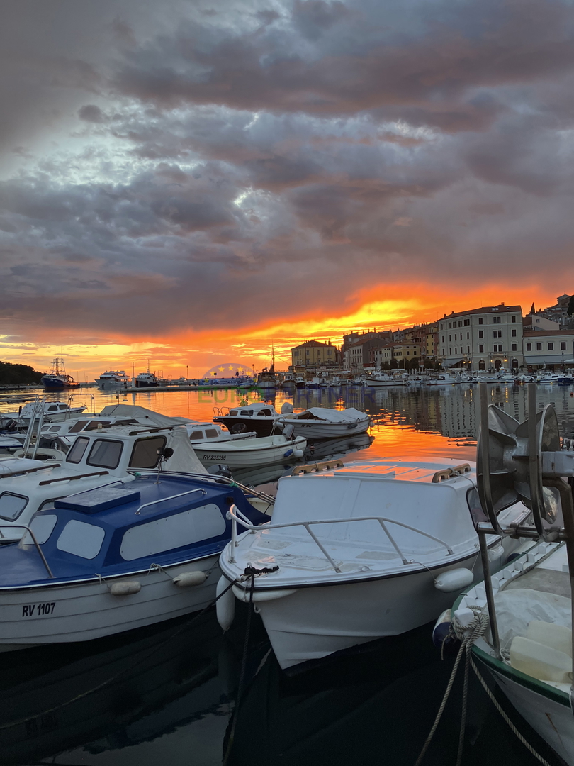 Istra, Rovinj, poslovni prostor z apartmaji