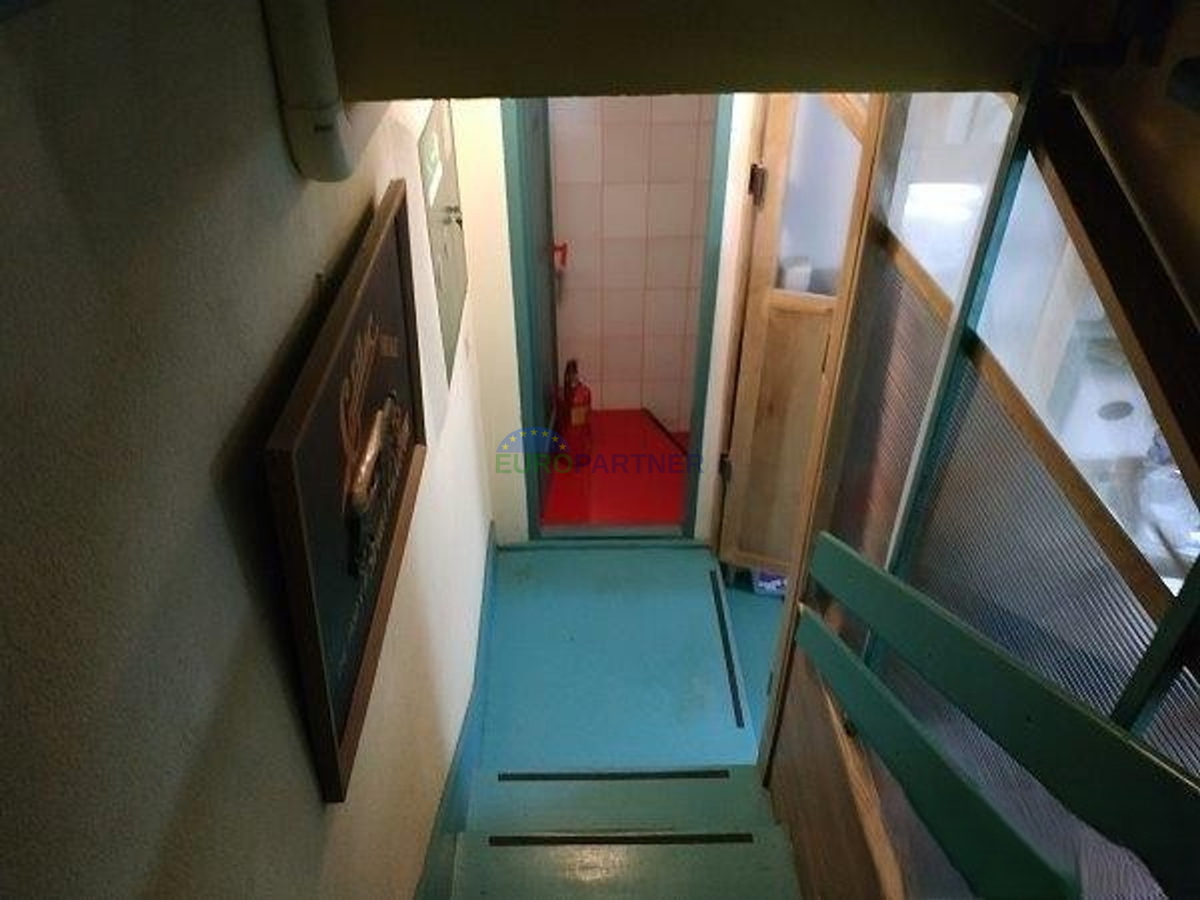 Istra, Rovinj, poslovni prostor z apartmaji