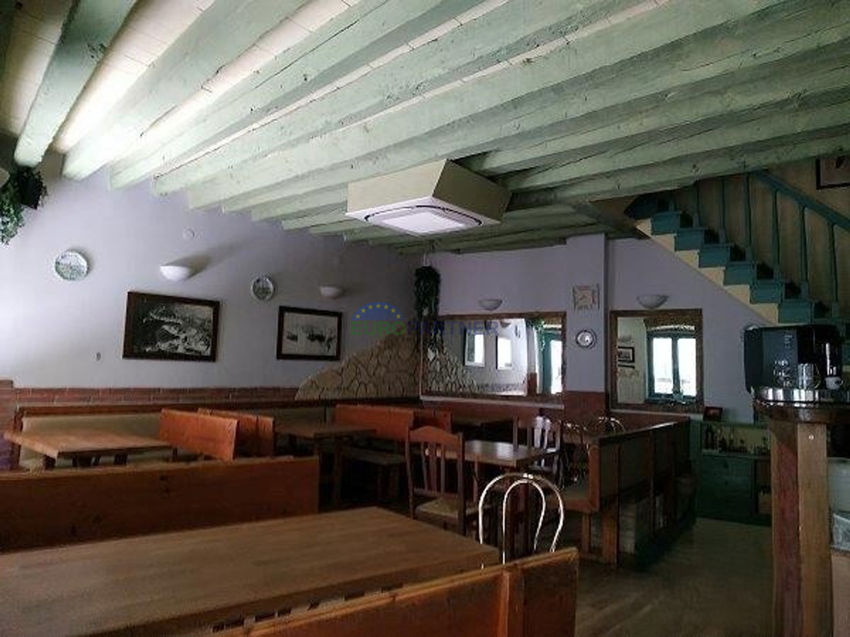 Istra, Rovinj, poslovni prostor z apartmaji