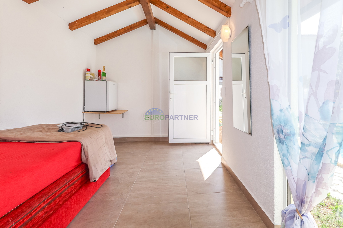 Enonadstropna hiša z razgledom na morje, 10 km od Poreča