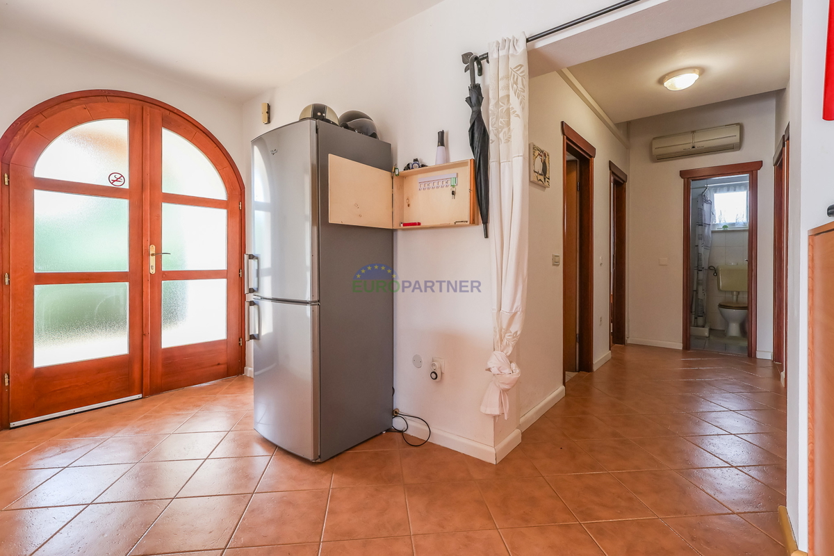 Enonadstropna hiša z razgledom na morje, 10 km od Poreča