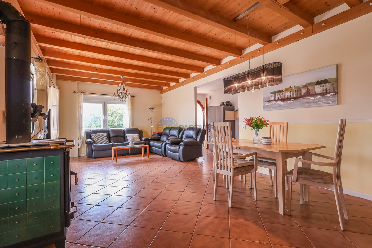 Enonadstropna hiša z razgledom na morje, 10 km od Poreča