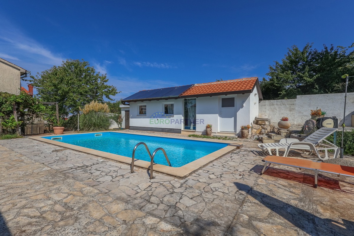 Enonadstropna hiša z razgledom na morje, 10 km od Poreča