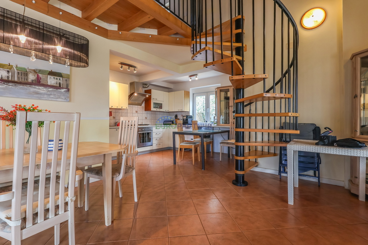 Enonadstropna hiša z razgledom na morje, 10 km od Poreča