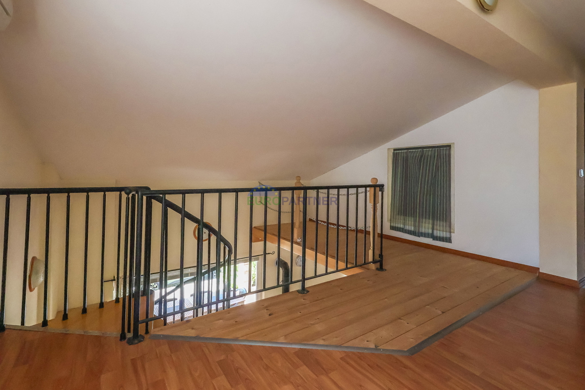 Enonadstropna hiša z razgledom na morje, 10 km od Poreča