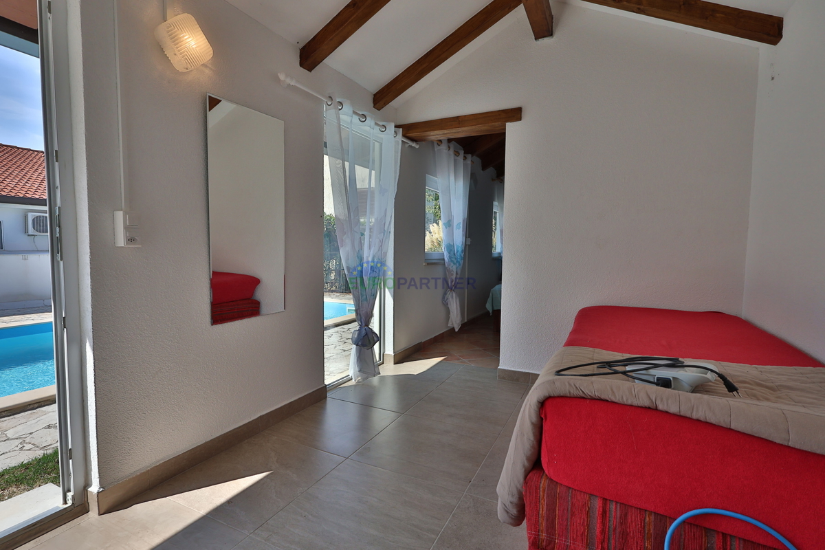 Enonadstropna hiša z razgledom na morje, 10 km od Poreča