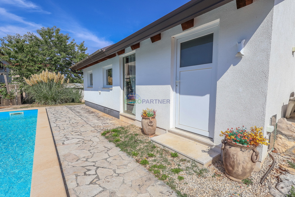 Enonadstropna hiša z razgledom na morje, 10 km od Poreča