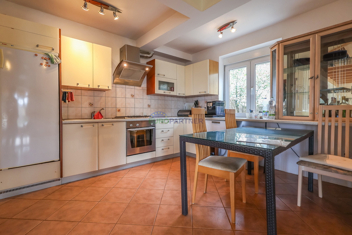 Enonadstropna hiša z razgledom na morje, 10 km od Poreča