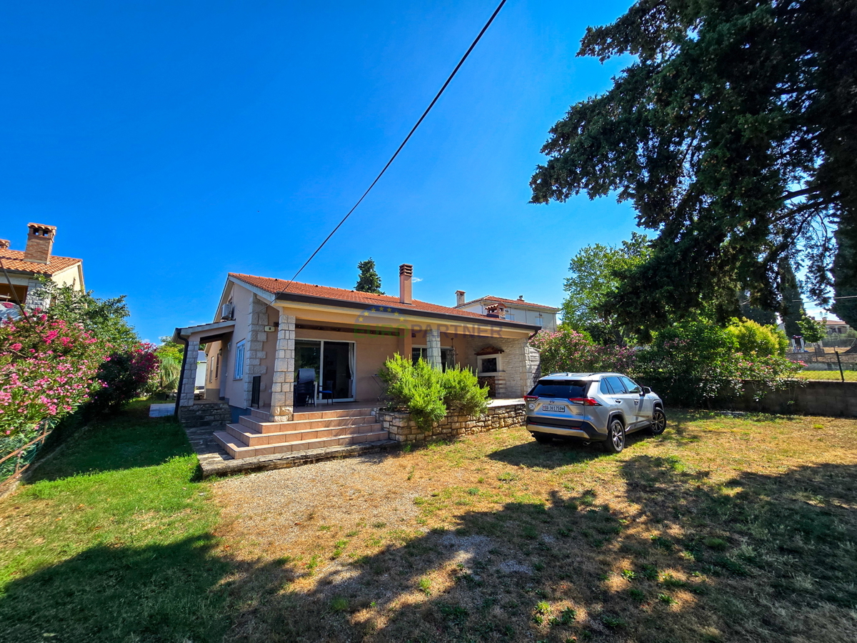 Enonadstropna hiša z razgledom na morje, 10 km od Poreča