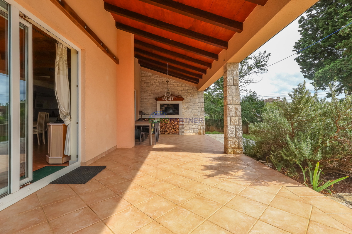 Enonadstropna hiša z razgledom na morje, 10 km od Poreča