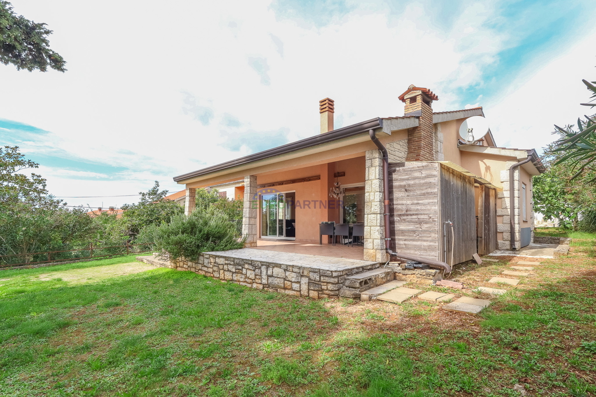 Enonadstropna hiša z razgledom na morje, 10 km od Poreča