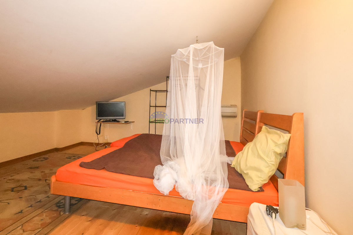 Enonadstropna hiša z razgledom na morje, 10 km od Poreča